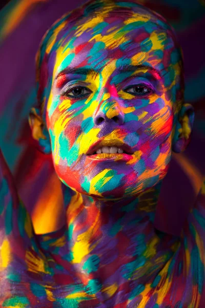 Retrato da menina bonita brilhante com escova, arte colorido make-up face art e bodyart — Fotografia de Stock