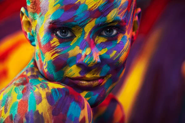Retrato da menina bonita brilhante com escova, arte colorido make-up face art e bodyart — Fotografia de Stock