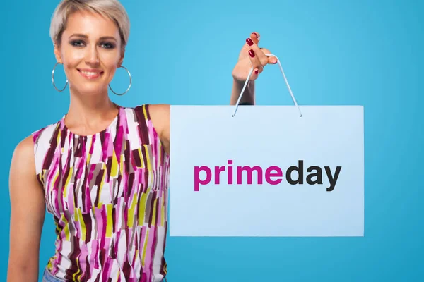 Nákupní žena držící barvu tašky, samostatný na modrém pozadí v černý pátek a primeday dovolená. Letní výprodej, denní koncept — Stock fotografie