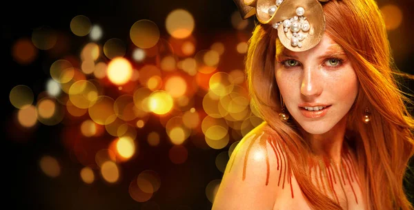 Menina modelo Beauty Fashion com maquiagem dourada, maquiagem de pele dourada, cabelo e jóias em fundo preto . — Fotografia de Stock