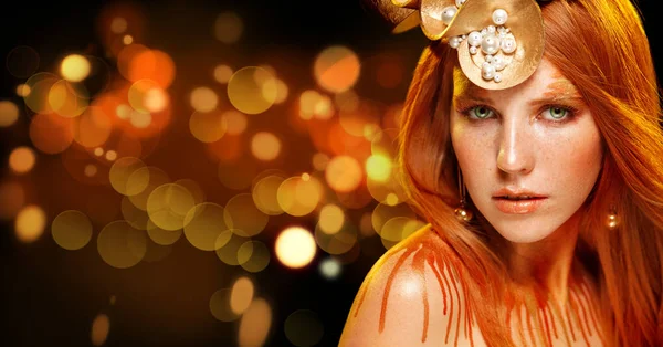 Schoonheid Fashion model meisje met gouden make-up, goud huid make-up, haar en juwelen op zwarte achtergrond. — Stockfoto
