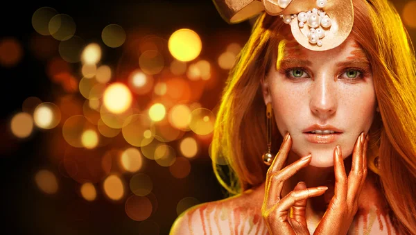 Красота Модель девушка с золотым макияжем, золотой макияж кожи, волосы и украшения на черном фоне . — стоковое фото