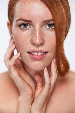 Dalgalı saçlı uzun ve parlak kırmızı baş kız. Güzel model ve kadın ile Kıvırcık Kızıl saç modeli frackles.
