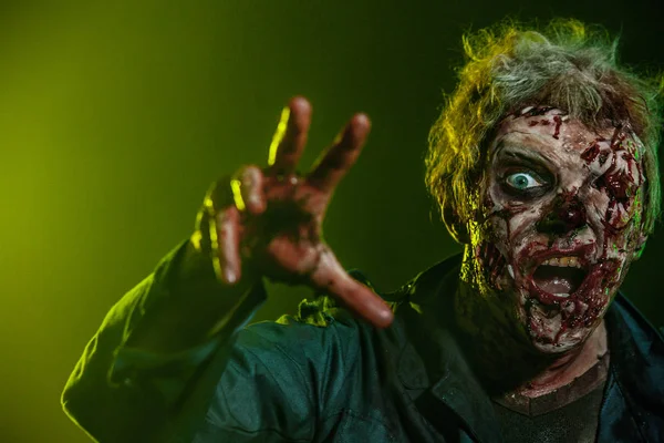 Zombi horror. Halloween party. A füst egy szörnyű félelmetes zombi ember közeli portréja. — Stock Fotó