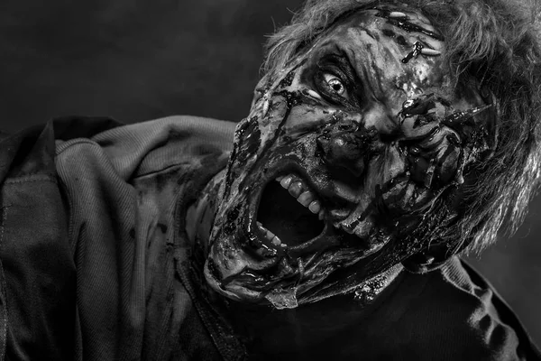 Zombie de l'horreur. Fête d'Halloween. Portrait en gros plan d'un horrible zombie effrayant en fumée . — Photo
