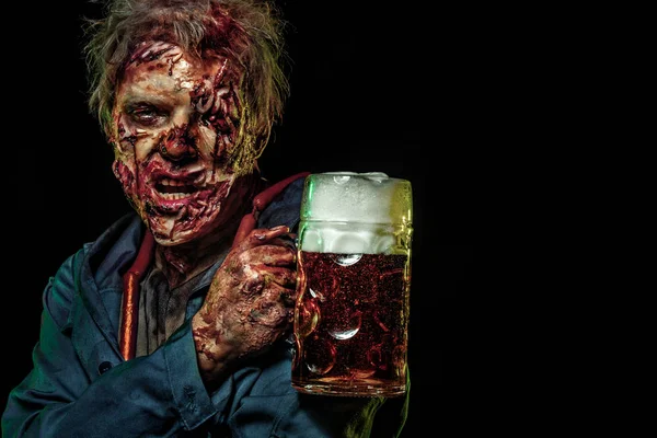 Horror zombie poster voor cafés. Halloween en oktoberfest bier partij. Close-up portret van een verschrikkelijke enge zombie man in rook. — Stockfoto