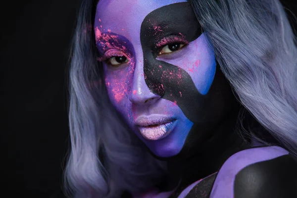Portret van mooi meisje, kunst make-up gezicht kunst en bodyart op donkere achtergrond. Halloween concept — Stockfoto