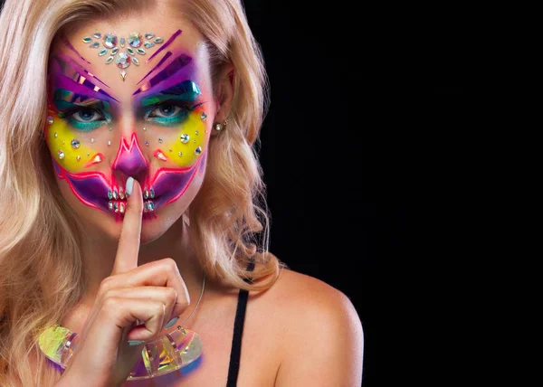 Creatieve portret van suiker schedel op donkere achtergrond met copyspace. Neon make-up voor Halloween of Dia De Mertos vakantie. — Stockfoto