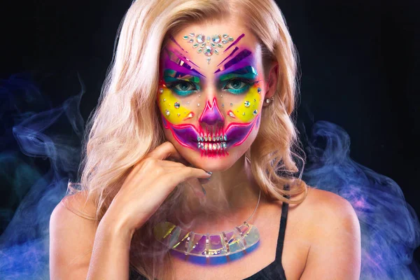 Retrato creativo de Sugar Skull sobre fondo oscuro con copyspace. Maquillaje de neón para Halloween o Dia De Mertos vacaciones . —  Fotos de Stock