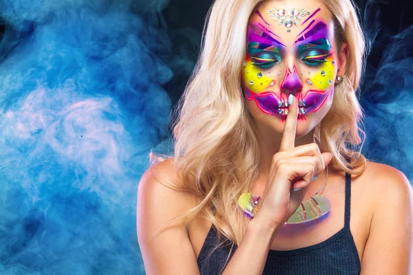 Creatieve portret van suiker schedel op donkere achtergrond met copyspace. Neon make-up voor Halloween of Dia De Mertos vakantie. — Stockfoto