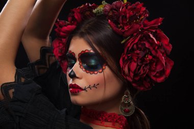 Şeker kafatası yaratıcı portresi boşaltmak ile koyu arka plan üzerinde. Halloween veya Dia De Mertos tatil ya da ölüler günü'makyaj