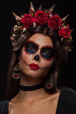 Şeker kafatası yaratıcı portresi boşaltmak ile koyu arka plan üzerinde. Halloween veya Dia De Mertos tatil ya da ölüler günü'makyaj