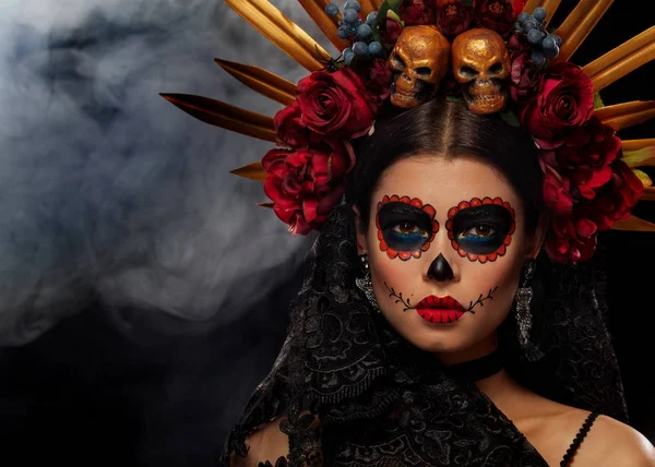 Retrato creativo de Sugar Skull sobre fondo oscuro con copyspace. Maquillaje para Halloween o Dia De Mertos vacaciones o día de muertos — Foto de Stock