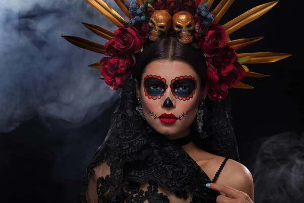 Retrato creativo de Sugar Skull sobre fondo oscuro con copyspace. Maquillaje para Halloween o Dia De Mertos vacaciones o día de muertos —  Fotos de Stock