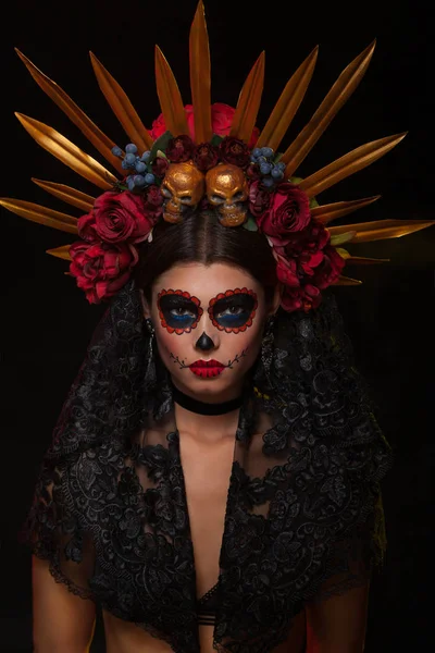 Retrato creativo de Sugar Skull sobre fondo oscuro con copyspace. Maquillaje para Halloween o Dia De Mertos vacaciones o día de muertos —  Fotos de Stock