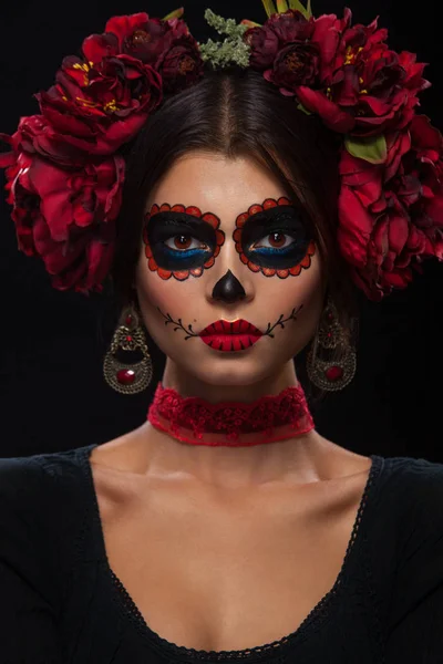 Şeker kafatası yaratıcı portresi boşaltmak ile koyu arka plan üzerinde. Halloween veya Dia De Mertos tatil ya da ölüler günü'makyaj — Stok fotoğraf