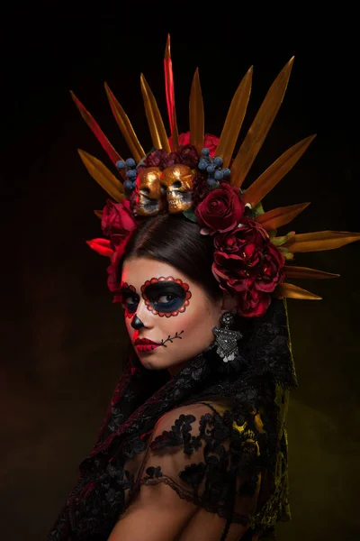 Retrato creativo de Sugar Skull sobre fondo oscuro con copyspace. Maquillaje para Halloween o Dia De Mertos vacaciones o día de muertos — Foto de Stock