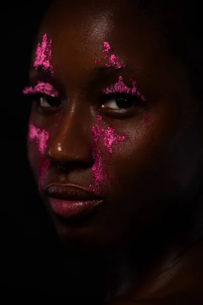 Retrato Mulher Bonita Brilhante Com Arte Maquiagem Colorida — Fotografia de Stock