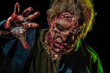 Korku zombi. Cadılar Bayramı partisi. Yakın çekim duman içinde korkunç korkunç zombi adam portresi.
