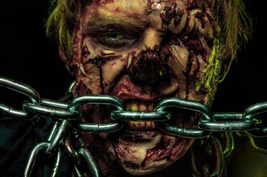 Yakın çekim bir korkunç korkunç zombi adam portresi. Korku. Cadılar Bayramı 2018
