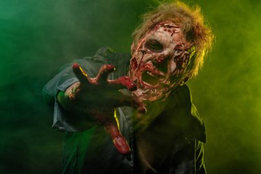 Yakın çekim bir korkunç korkunç zombi adam portresi. Korku. Cadılar Bayramı 2018