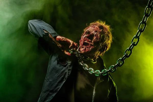 Zombie horor. Halloween party. Detailní Portrét muže hrozně děsivé zombie v kouři s řetězy. Řetězy — Stock fotografie