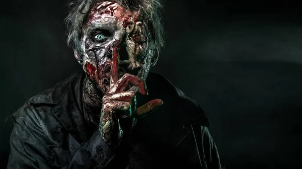 Zombi del horror. Fiesta de Halloween. Retrato de cerca de un horrible hombre zombie aterrador en el humo . — Foto de Stock