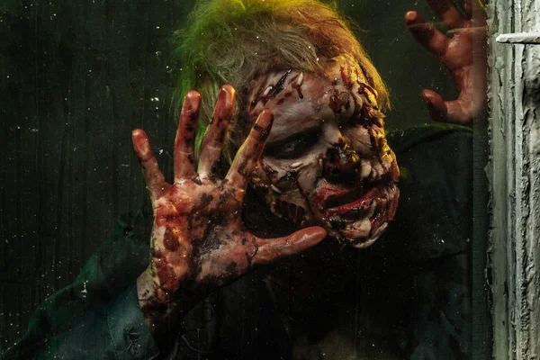 Horror zombie. Halloween-feest. Close-up portret van een verschrikkelijke enge zombie man in rook. — Stockfoto