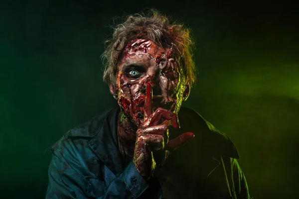 Horror-Zombie. Halloween-Party. Nahaufnahme Porträt eines furchteinflößenden Zombie-Mannes im Rauch. — Stockfoto