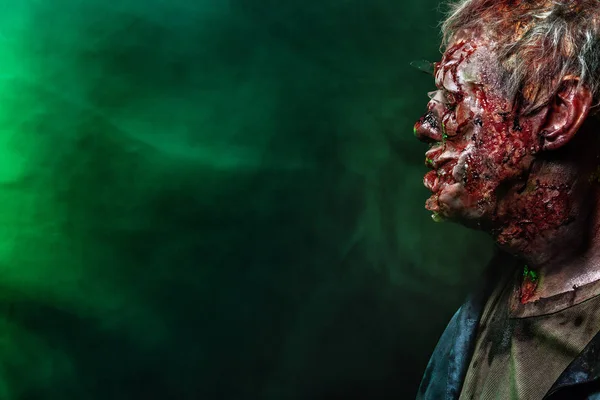 Zombi horror. Halloween party. A füst egy szörnyű félelmetes zombi ember közeli portréja. — Stock Fotó