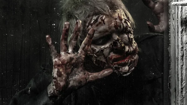 Horror zombie. Halloween-feest. Close-up portret van een verschrikkelijke enge zombie man in rook. — Stockfoto