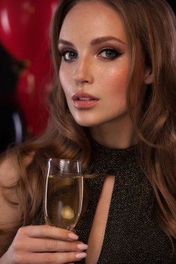 Parti, içecekler, özel günler, kutlama kavramı - cam balonlar arka plan köpüklü şarap akşam elbiseli kadın