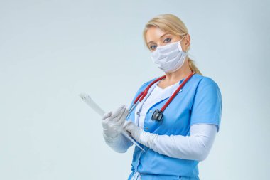 Steteskoplu gülümseyen doktor kadın. Beyaz arkaplan üzerinde izole edilmiş