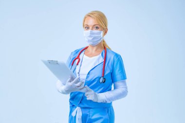 Steteskop ve ilaç geçmişi olan tıp doktoru kadın. Ya da başvuru formu. Işık arkaplanı üzerinde izole edilmiş