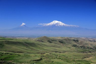 Ararat Dağı, 5.137 metre, Türkiye 'nin en yüksek zirvesi, Ermenistan' daki Khor Virap manastırından manzara 