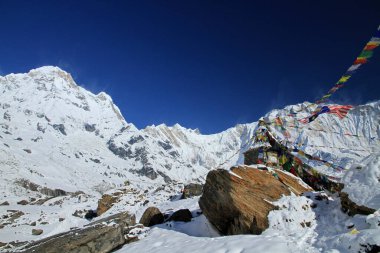 Güney Annapurna (solda) ve Annapurna I Main (sağda) 8.091 m (26.545 ft), Annapurna Massif, Himalayalar, Nepal