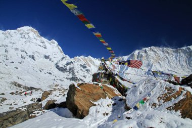 Güney Annapurna (solda) ve Annapurna I Main (sağda) 8.091 m (26.545 ft), Annapurna Massif, Himalayalar, Nepal