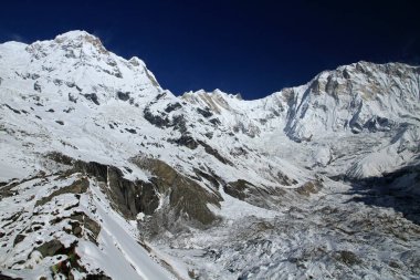 Güney Annapurna (solda) ve Annapurna I Main (sağda) 8.091 m (26.545 ft), Annapurna Massif, Himalayalar, Nepal