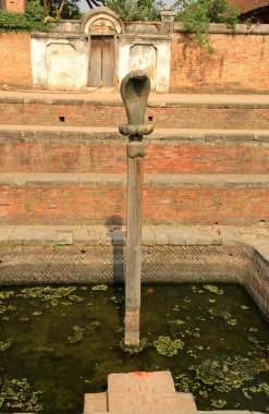 Bhaktapurs Durbar Meydanı, Bhaktapur, Nepal 'deki 55 Windows Sarayı' ndaki Naga Pokhari (Yılan Göleti)