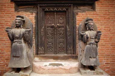 Nepal, Bhaktapur 'daki eski ahşap kapı.