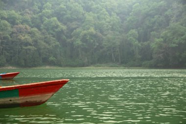 Nepal, Pokhara yakınlarındaki Phewa Gölü manzarası