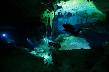 Dos Ojos Mağara Dalgıcı Yucatan Yarımadası, Meksika
