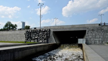 Ekaterinburg, Rusya - 29 Haziran 2015: Iset Nehri üzerinde şehir gölet Barajı