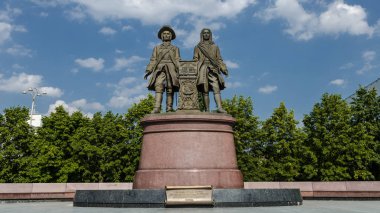 Ekaterinburg, Rusya - 29 Haziran 2015: Anıt Tatischev ve de Gennin