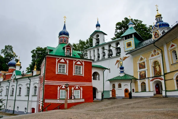 Pechory, Rusya - 3 Eylül 2015: Uspensky Pskovo-mağaralar Manastırı