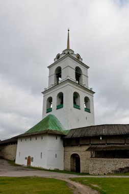 Pskov, Rusya - 4 Eylül 2015: Holy Trinity çan kulesi