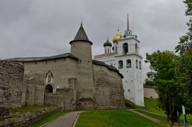 Pskov, Rusya - 4 Eylül 2015: Kutsal Trinity Katedrali ve çan kulesi