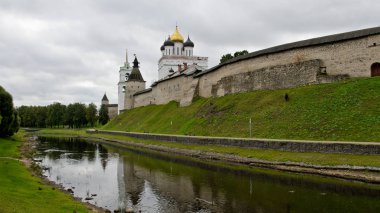Pskov, Rusya - 4 Eylül 2015: Kutsal Trinity Katedrali ve çan kulesi