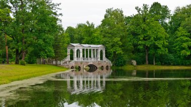 Pushkin, Rusya - 23 Haziran 2010: Mermer (Palladiyev) Köprüsü