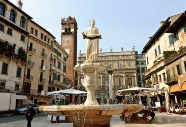 Verona, İtalya - 09 Mart 2011: Madonna Fountain
